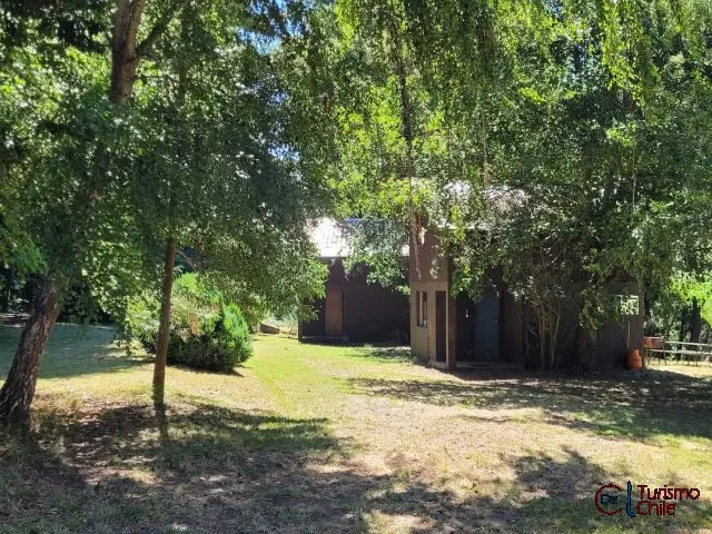 Cabaña entre árboles con estacionamiento y jardín en Ruy Kun